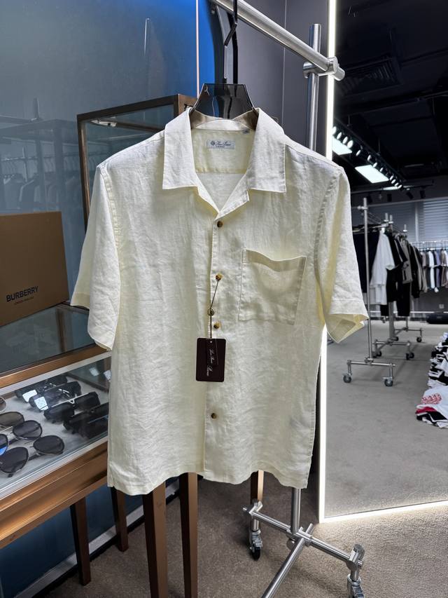 贸易公司渠道订单100%天然亚麻 高端精品 原单代工出品 2025Ss春夏新品 男士亚麻短袖衬衫 天然亚麻定制面料 胸前设有口袋，背部装饰褶裥 四眼珍珠母贝纽扣