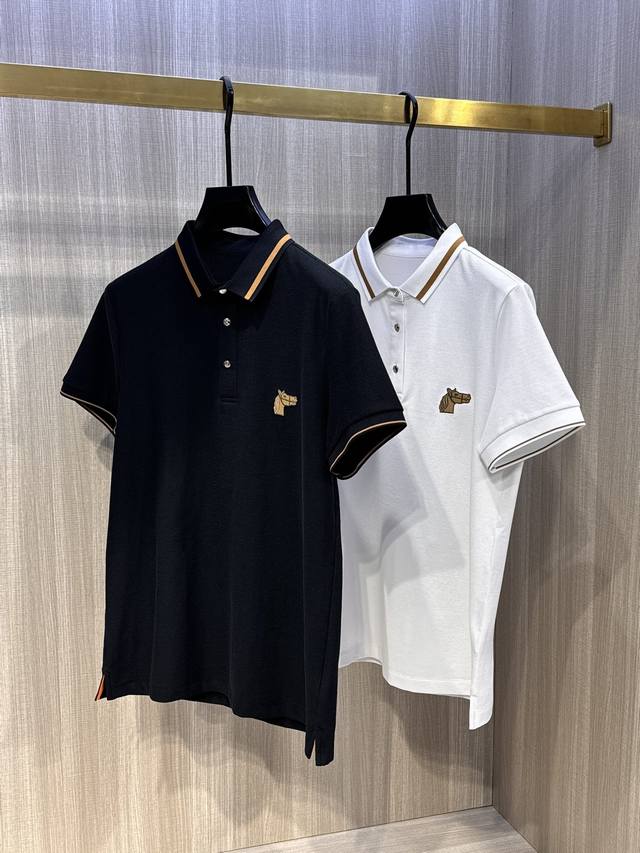 型号Hl133#，爱马家 2025春夏最新马头绣标男士翻领T恤，轻盈休闲风Polo衫，胸前极具代表性的小马头徽标，采用3D立体刺绣工艺，凹凸有致，饱满有型，品质