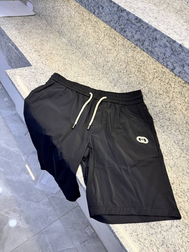 gugci 古倚S新品专柜款高级订制新品短裤 速干冰凉丝面料 弹力透气舒爽 手感极强官网每季专柜必推产品 简约时尚 休闲走位 专柜走好设计 版型巨好 上身效果超