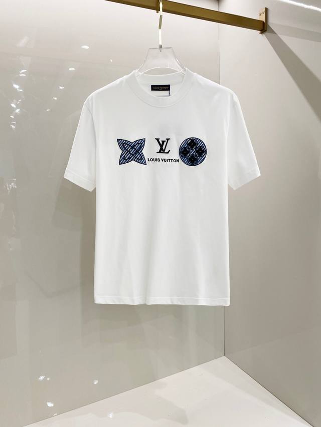louisvuitton 路易威登 2025Ss春夏新品 牙刷秀工艺短袖，顶级的有机棉质混纺，超级柔软且具有韧性，透气感也是绝佳。，背后贴布标识点缀，立体Log