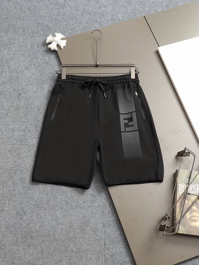 fendi 芬迪 25Ss专柜同款毛圈短裤情侣款～采用棉质毛圈面料精心制作，饰以同色调提花图案，采用假2件设计 突显芬迪经典的Logo印花厚板立体！裤子偏厚使整