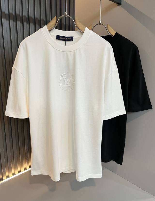 louisvuitt*路易*登 2025春夏全新系列单品上线，非常时髦前卫的一款男女同款短袖T恤，标识Logo图案压胶印花修饰！区别于以往的不同，宣示品牌传承多
