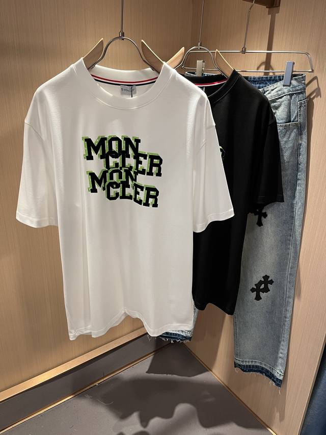 moncler蒙家 2025春夏最新男女同款贸易订单短袖T恤，全品相！！网红款！采用Logo图案压绒设计！上身舒适透气，不僵硬，整体有着丰富的立体感，品质出口订