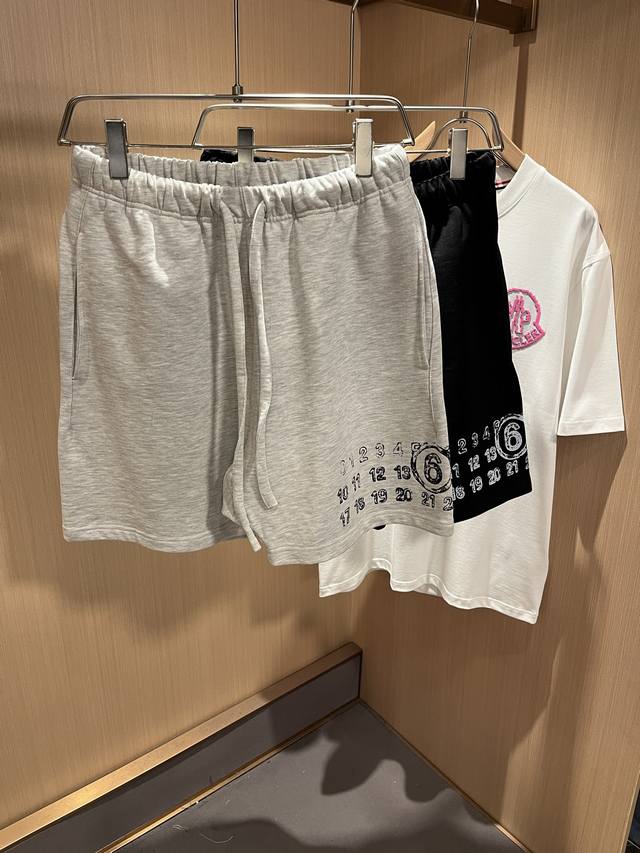 马吉拉 Maison Margiel 2025春夏新款男女同款休闲短裤，专柜同步发售！定制专属洗水纯棉面料，裤腿印花Logo设计！简约大方，从容百搭，档次极高，