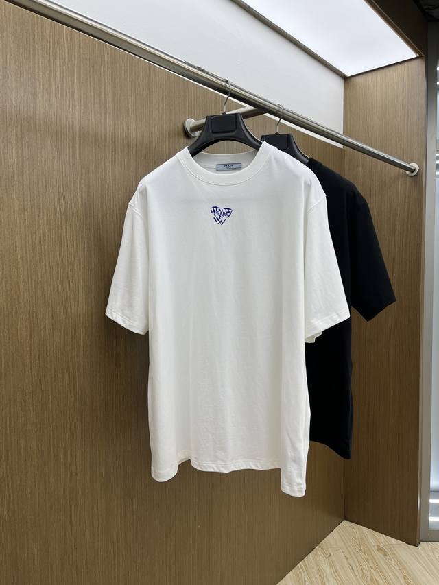 pd 2540Fw春夏新品圆领打底外穿T恤，立体感Logo微廓形半袖活性纯棉打底T恤，棉，手感面糯有骨感，柔而有韧性。工艺处理，韧性和抗皱性能得到大幅度提高。微