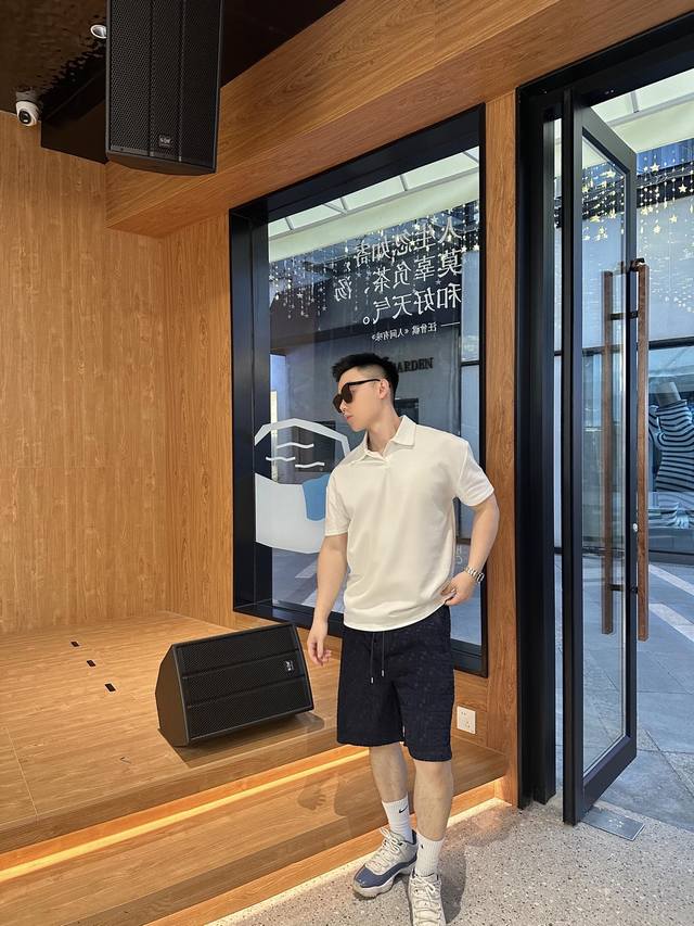 裤子- Fendi 标识Ff凸纹短裤 定制斐韵双织Ff提花绒卫料 纹理清晰 丰满慵懒 舒适贴肤 以藏蓝为主基调 似深海般沉静而深邃 标志性Ff标识巧妙隐匿于纹理