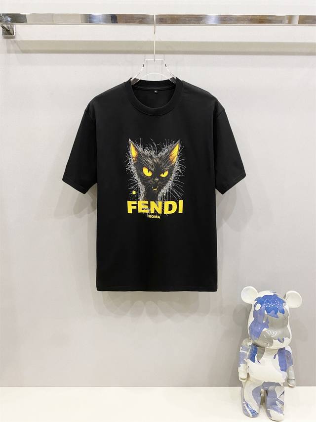 ff芬迪高定面料 2025春夏新品上市时尚经典圆领短袖时尚单品设计，更加时尚舒适，高标准定制，上身非常有型，采用重磅280G双纱精梳棉材质 面料质感非常细腻，细