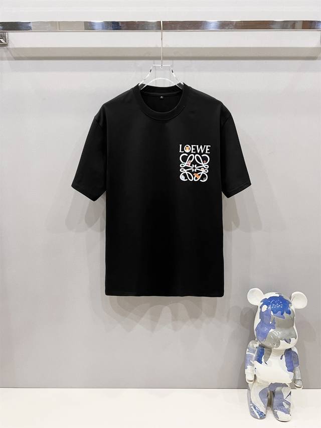 loe罗意威高定面料 2025春夏新品上市时尚经典圆领短袖时尚单品设计，更加时尚舒适，高标准定制，上身非常有型，采用重磅280G双纱精梳棉材质 面料质感非常细腻