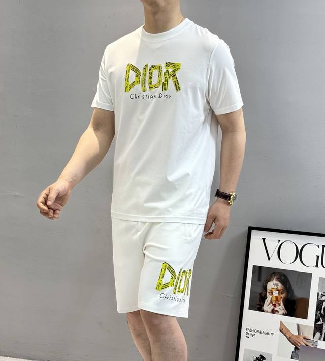 上衣- 。裤子- 。 Dio*R迪奥25S夏季新款五分短裤！爆款推荐！可搭配T恤！侧身完美字母图形印花设搭配..完美的丰富大家的视觉感！时尚又好看！常规版型效果