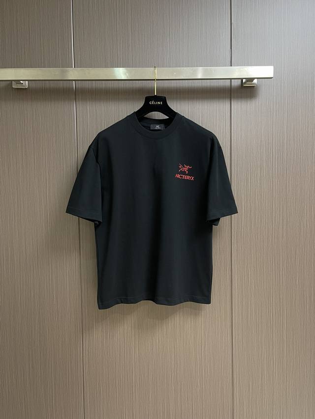 arcteryx 始祖鸟 2025Fw春夏新品圆领T恤，立体感半袖纯棉打底，手感面糯有骨感，柔而有韧性。工艺处理，韧性和抗皱性能得到大幅度提高。剪裁很到位，胸前