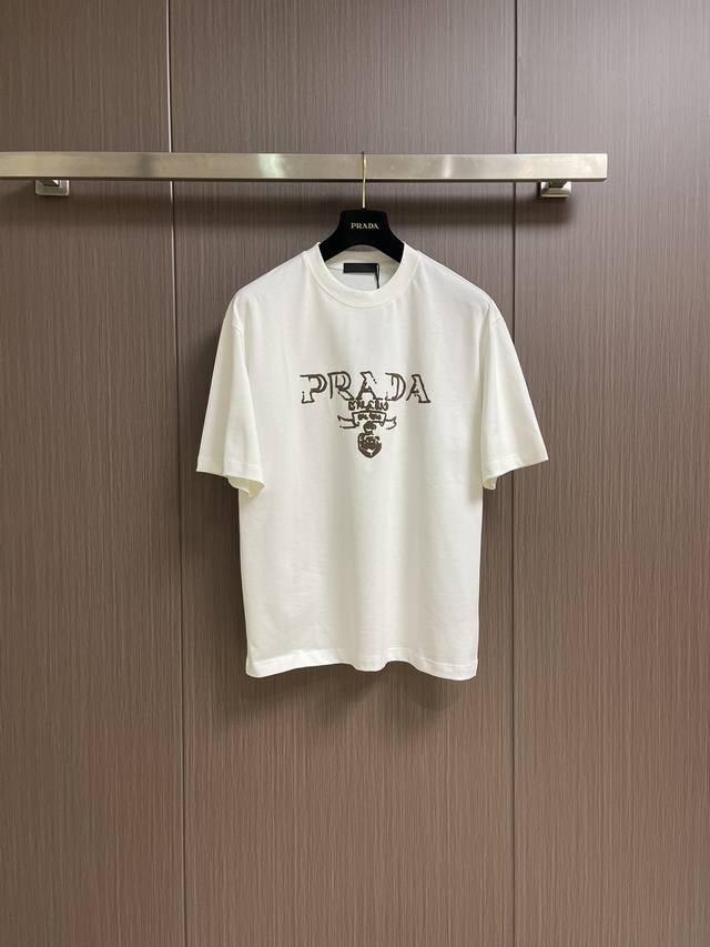 prada 2025Ss早春新品标识印花短袖T恤，定制高支平纹精棉面料 极致柔软舒适 高端大气，胸前Logo标识 简约百搭款式 简约易搭配 上身亲和力和好感度满