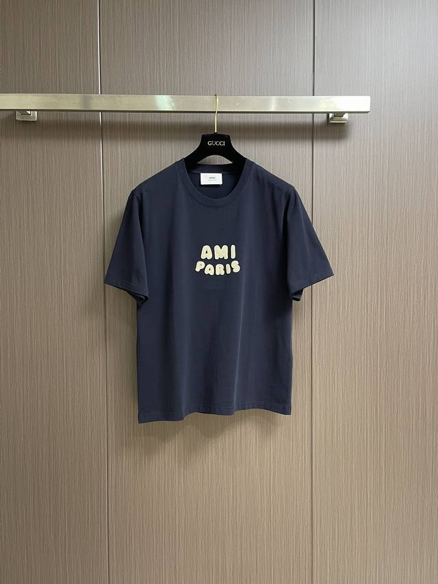 ami 早春新款贴标刺绣字母情侣装短袖T恤，情侣T恤甜蜜登场！纯棉面料上身超舒适，柔软亲肤，透气性佳，让你和爱人在温暖季节也能时刻保持清爽。经典的“Ami Pa