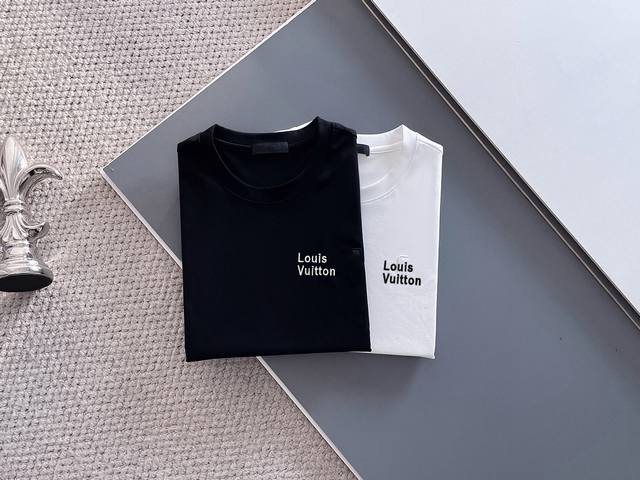 l V 2630Ss新款短袖T恤，定制进口原版丝光面料！经典Logo设计，简单大方得体 时尚不失个性 上身休闲随性 内搭单穿皆可 彰显大牌气质。尺码：M～3Xl