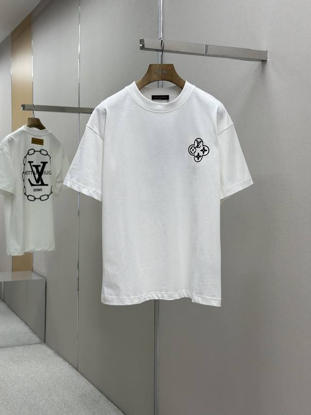 lv 25Ss春夏新款首发专柜最新款短袖圆领T恤 高端订制 设计前卫时尚！品牌Logo重工艺设计 高端定制230克面料.手感柔软.穿着舒适.专柜级别精致车线.做
