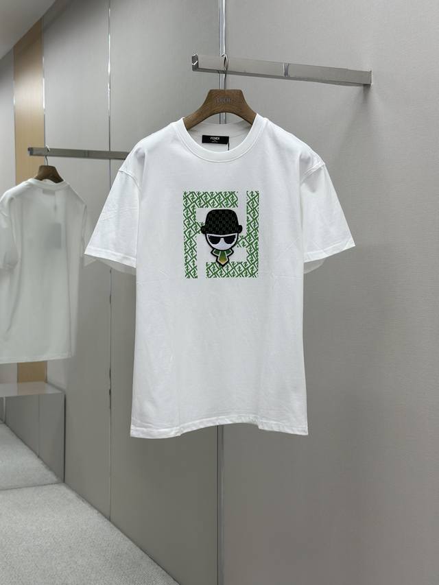 fendi 25Ss春夏新款首发专柜最新款短袖圆领T恤 高端订制 设计前卫时尚！品牌Logo重工艺设计 高端定制230克面料.手感柔软.穿着舒适.专柜级别精致车