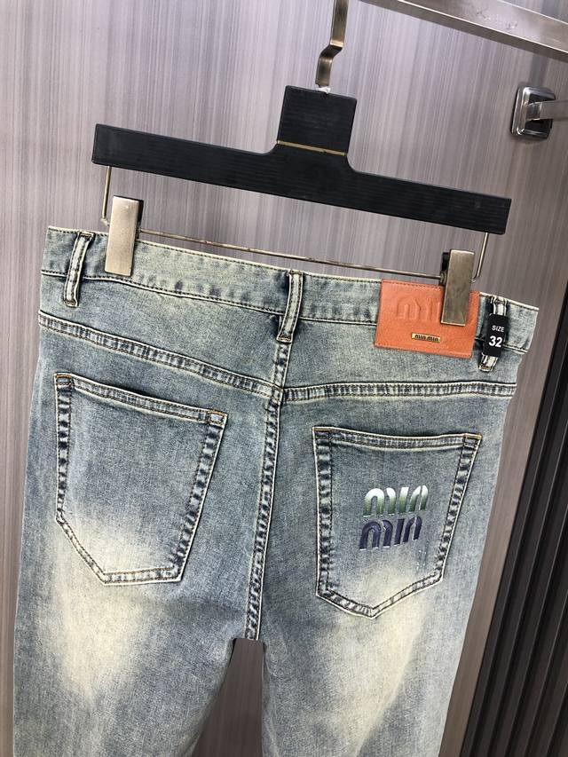 miumiu 2025春夏最新推出男士牛仔裤新品！重工水洗牛仔面料，定制面料和一般牛仔布料比起来，更加柔软舒适！超重工洗水工艺 双工艺洗水 整条裤子，手感舒适，