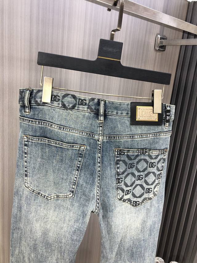 d&G 杜嘉班纳 2025春夏最新推出男士牛仔裤新品！重工水洗牛仔面料，定制面料和一般牛仔布料比起来，更加柔软舒适！超重工洗水工艺 双工艺洗水 整条裤子，手感舒