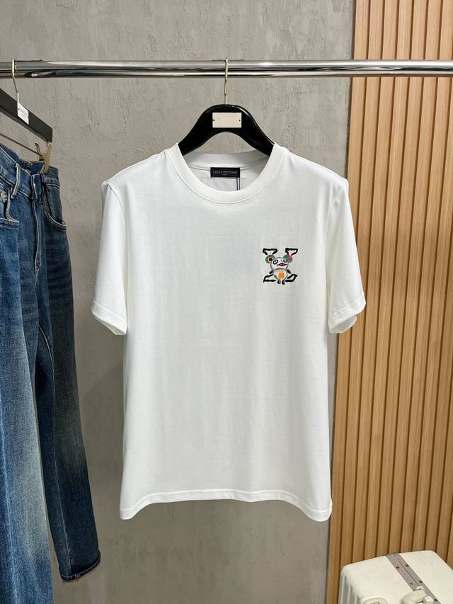 lv 2025春夏新款 字母Logo圆领短袖T恤，春夏休闲穿搭必不可少，原版纯棉面料。完完全全体现在高级审美的做工上，做工更是精致大气，Z立体感超强，非常惊艳，