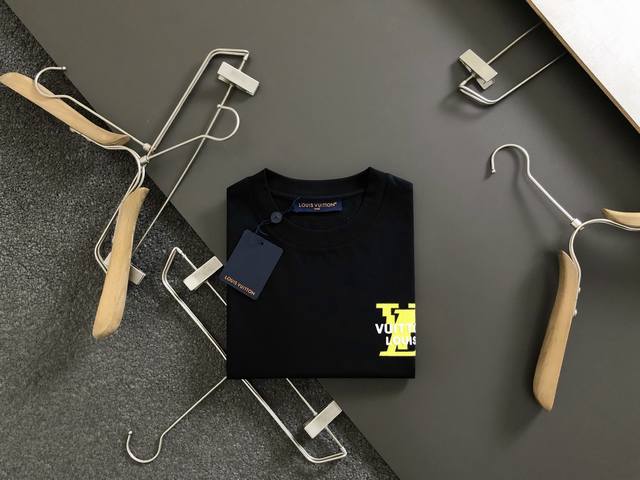 l牌*合身版型M-Xxxl 25春夏顶级印花经典短袖，精致工艺专柜面料，顶级元素融合打造，经典短袖3标齐全，潮男时尚，无论是上身舒适度还是都是无可比拟的存在，可