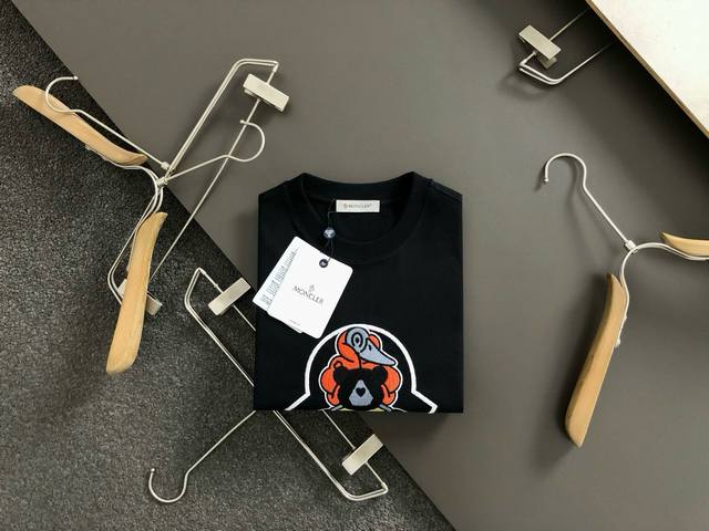 mon*合身版型M-Xxxl 25春夏顶级黑色卡通刺绣款重磅经典短袖，精致工艺专柜面料，顶级元素融合打造，经典短袖3标齐全，潮男时尚，无论是上身舒适度还是都是无