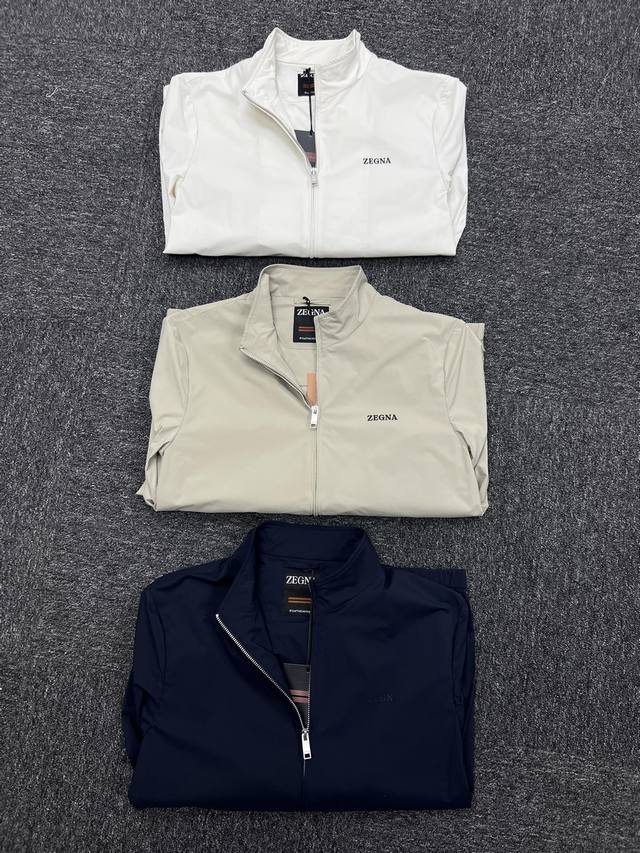 zegna 25Ss男士立领夹克 衣橱的必备之选！ 采用立体修身剪裁，轻松勾勒出挺拔身姿，干净利落 经典翻领设计，展现出颈部线条的优雅美感，凸显男性魅力。精选面