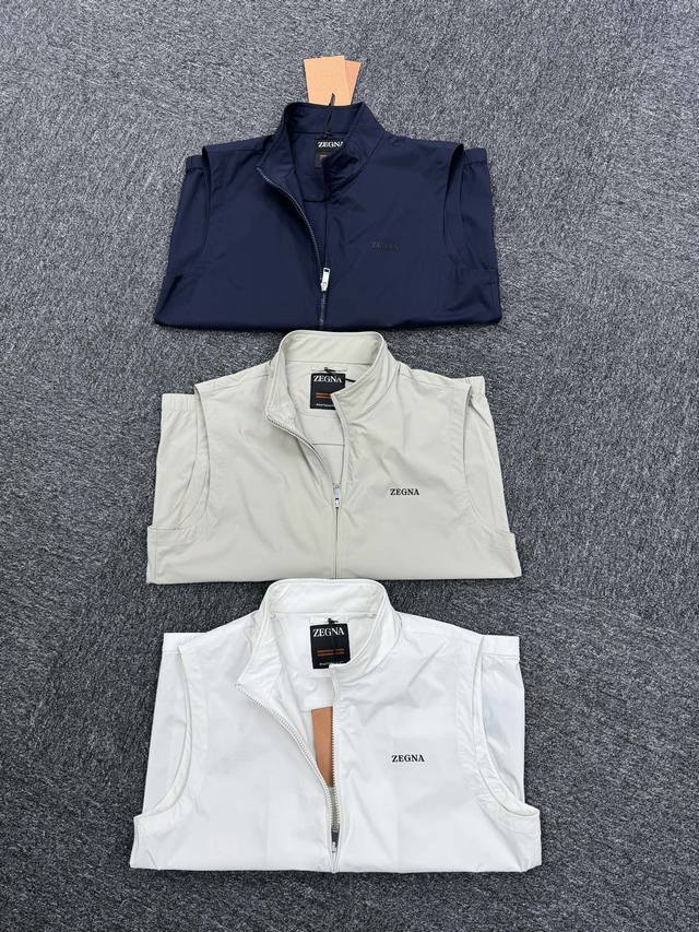 zegna 25Ss男士马夹衣橱的必备之选！ 采用立体修身剪裁，轻松勾勒出挺拔身姿，干净利落 经典翻领设计，展现出颈部线条的优雅美感，凸显男性魅力。精选面料 梭
