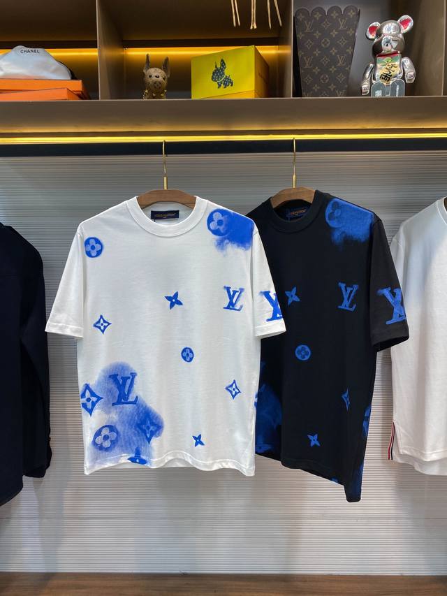 lv25Ss春夏新款针织纯棉材质圆领短Tee，男女同款蓝色扎染老花图案休闲短袖T恤衫！贸易公司渠道稀出，领先官网发售！V家新款扎染T恤以其独特的设计理念和精湛的