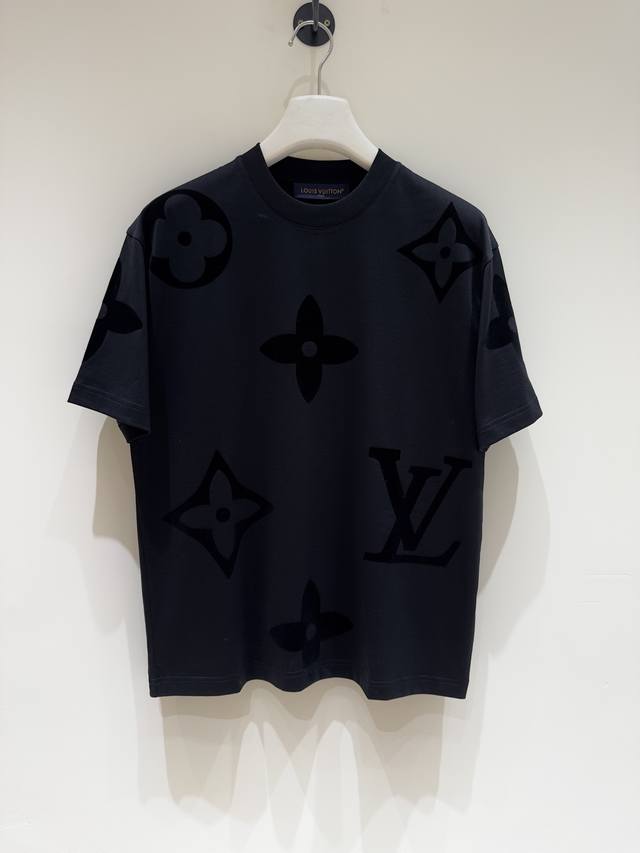新品 T9- V登家族男士高端时装款圆领短袖T恤，香港洋行渠道货，高奢品鉴白金级单品，25年春夏新品，经典人气单品！超高版本！！ 客供埃及进口顶级面料，甄选尼罗