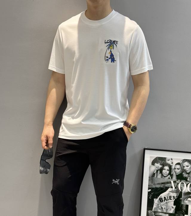 loew*罗意-威25S春夏新款圆领丝光短T. 悬垂感强！手感质感都极完美！最新品牌图形3D绣花设计.修身的裁剪设计，让你干净利落！时尚又好看！领口采用官方定制