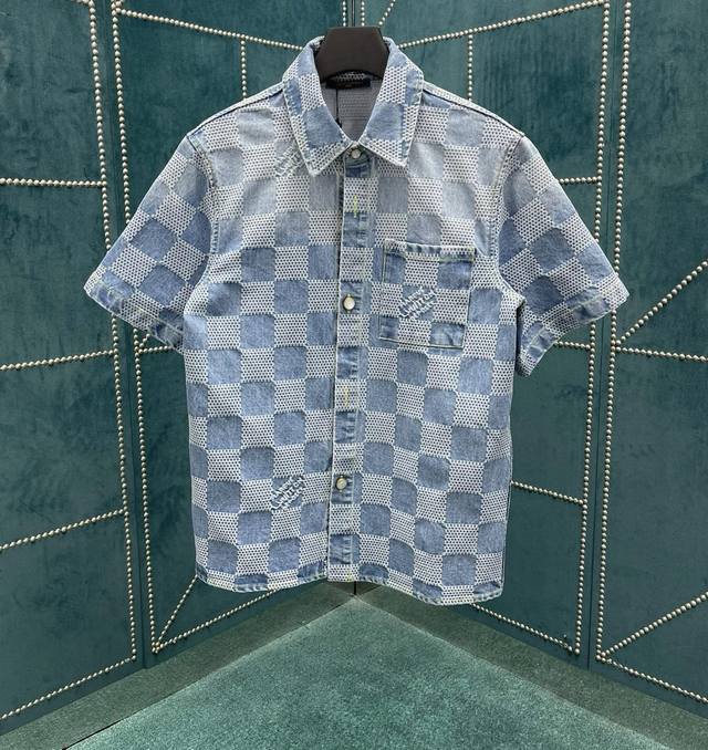 驴家1V 牛仔服 25春夏新品 提花棋盘格牛仔衬衣 面料通过砂洗工艺 复古做旧 褪色效果自然 开模定制珍珠扣 环保电镀 刻字清晰细腻 品质相当不错 轻松打造合各