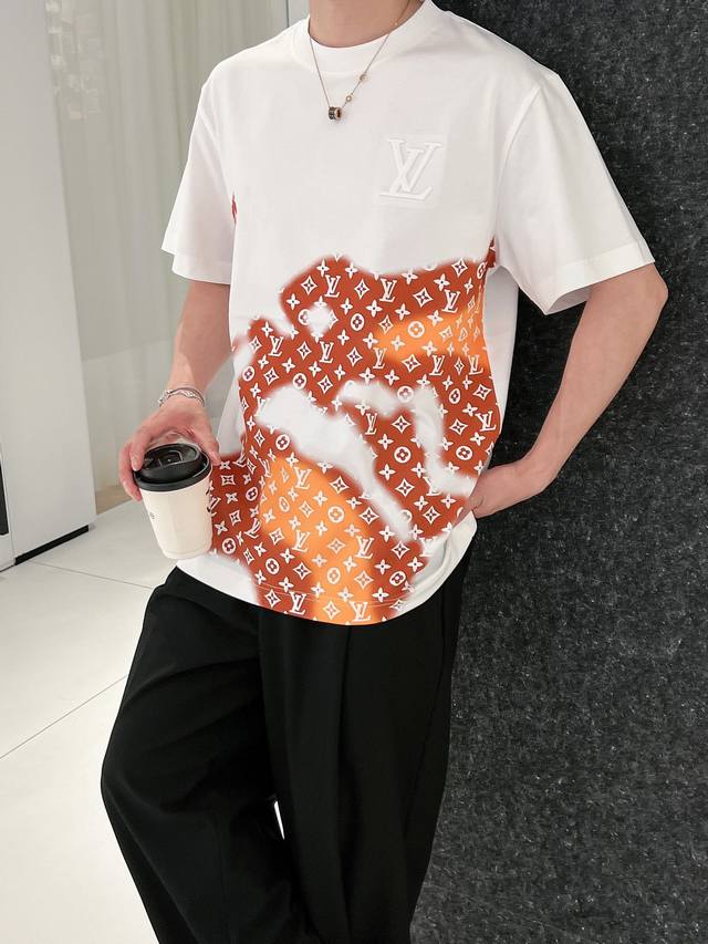 lv 25 Ss春夏新款棉质圆领短袖T恤 胸前刺绣Logo+完美印花 后背皮牌标识+完美印花 顶级纯棉面料定制 标准版型 男女同款 码数：S M L Xl Xx