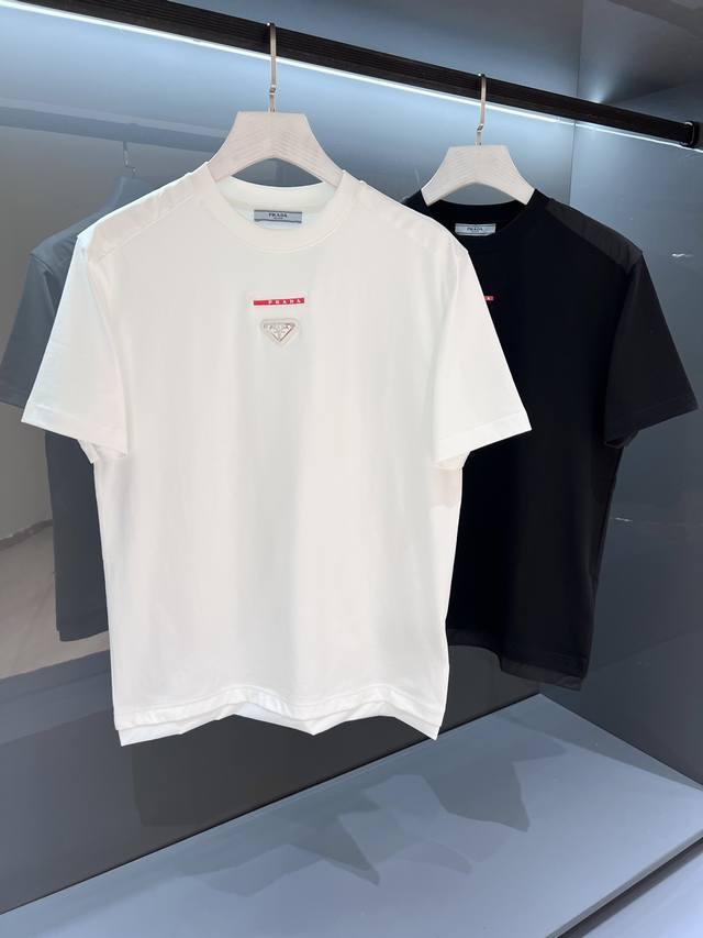 新品 下摆拼接 值得入手 简约时尚格调来自Pd的新秀丽作. 贸易渠道货品,为数稀少！ 2025Sspr*Da 饰带装饰标识设计拼接压胶男士圆领短袖T恤 常规直裁