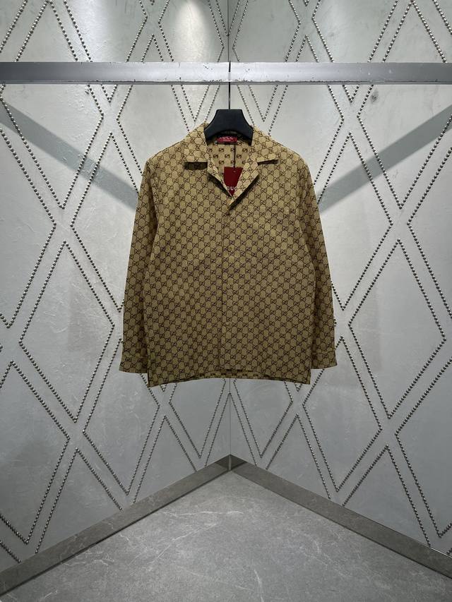 g家 25Ss新款字母交织图案以品牌创始人Guccio Gucci先生的姓名为创作灵感，作为品牌经典标识，不断呈现精彩设计。这款常规版型衬衫采用Gg帆布匠心打造