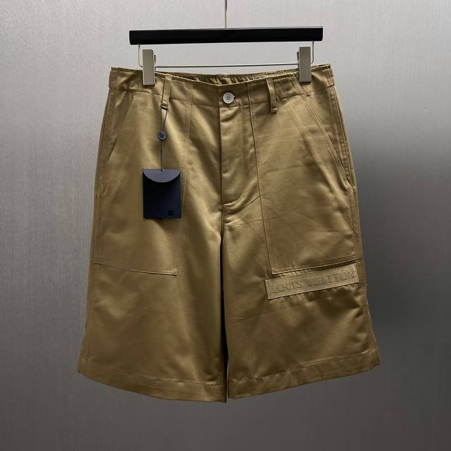 lu 卡其工装短裤 Size S-Xl 这条短裤采用经典卡其色，散发着低调又高级的气息。它属于工装风格，有着多个口袋设计，不仅实用，还增添了硬朗酷帅感。Lu