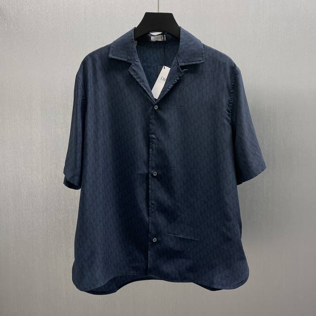 cd 海军蓝色桑蚕丝和棉质混纺短衬衫 Size S-Xl 这款短袖衬衫突显经典的 Oblique 印花。采用海军蓝色桑蚕丝和棉质混纺面料精心制作，搭配戗驳领