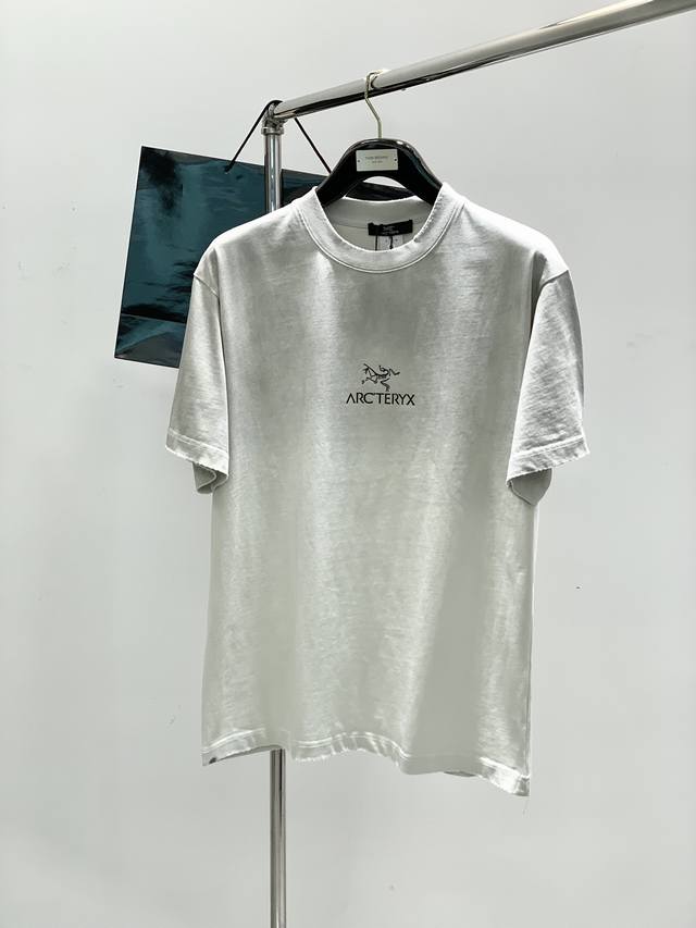arcteryx 始祖鸟，2025夏季Aw新品，时尚休闲圆领短袖T恤，专柜同步有售，原单狠货，进口原版面料，工艺极度复杂，视觉相当雅致时髦，高贵而优雅，从主体面