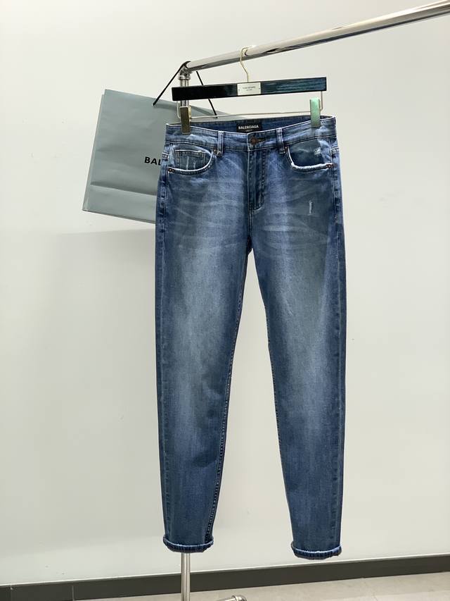 balenciaga 巴黎世家，2025春季最新品，专柜同步有售，原单狠货，水洗休闲牛仔裤，进口原版水洗弹力面料，舒适有弹性，顶级印花工艺字母图案Logo，原版
