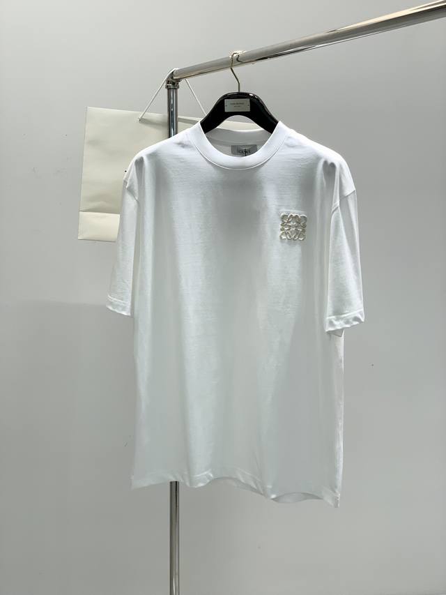 loewe 罗意威，2025夏季最新款，专柜同步有售，原单狠货，时尚休闲圆领短袖T恤，上身很有特点！吸睛而有亮点，进口原版面料，顶级刺绣工艺字母图案装饰Logo