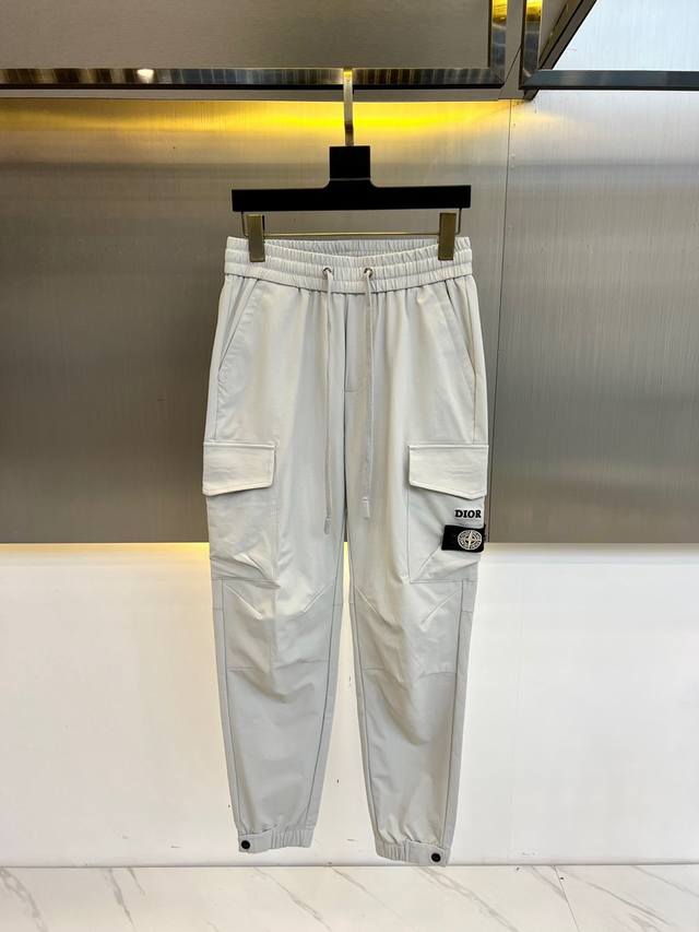 dio迪奥、25S春夏新品男士抽绳休闲刺绣运动卫裤，全新发布新款定制，细节一丝不苟，打造出了常青树的百看不腻以及舒适百搭。休闲运动裤作为随时随地男人都能穿搭的时