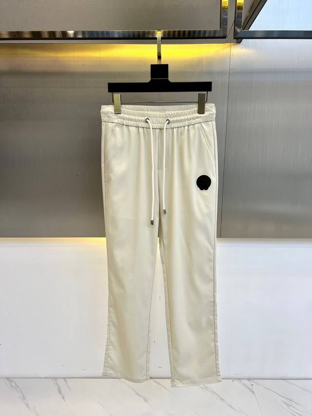 克罗心、25S春夏新品男士抽绳休闲刺绣运动卫裤，全新发布新款定制，细节一丝不苟，打造出了常青树的百看不腻以及舒适百搭。休闲运动裤作为随时随地男人都能穿搭的时尚单
