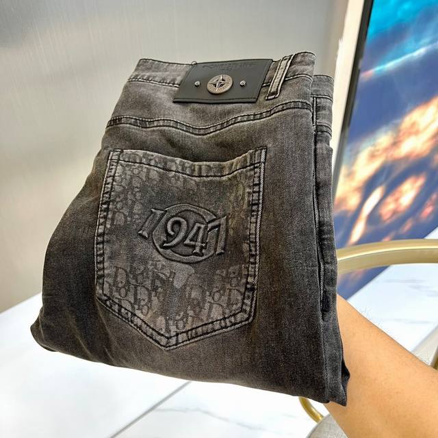 dio迪奥、2025早春新品丹宁软布“1947”刺绣款牛仔裤，比较百搭的一款丹宁，最纯粹的原色调，通体无复杂工艺做噱头，视觉非常干净，当季最新彩标 丰富了细节，