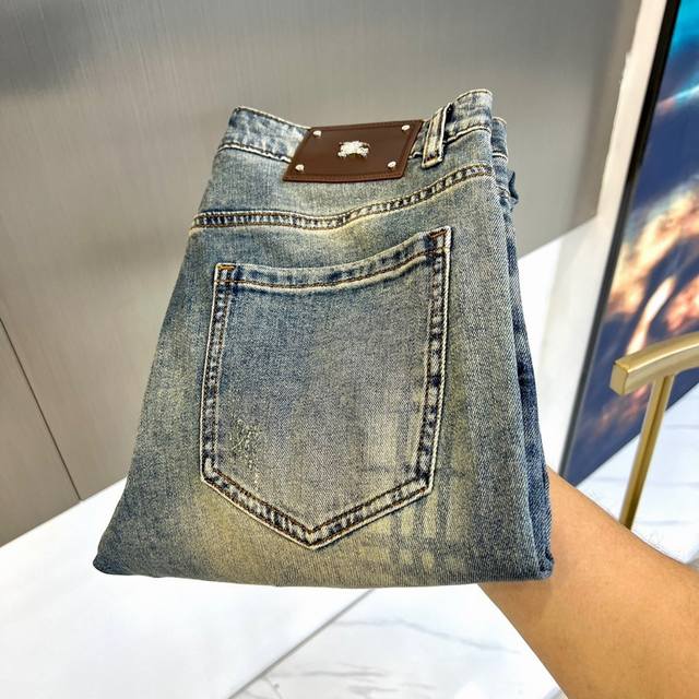 bur巴宝莉、2025S春夏款时尚水洗钢印立体Logo牛仔裤，男士后口袋品牌字母刺绣徽标修身直筒牛仔长裤。此款裤装精选客供进口顶级95%棉5%氨纶日制超柔软牛仔