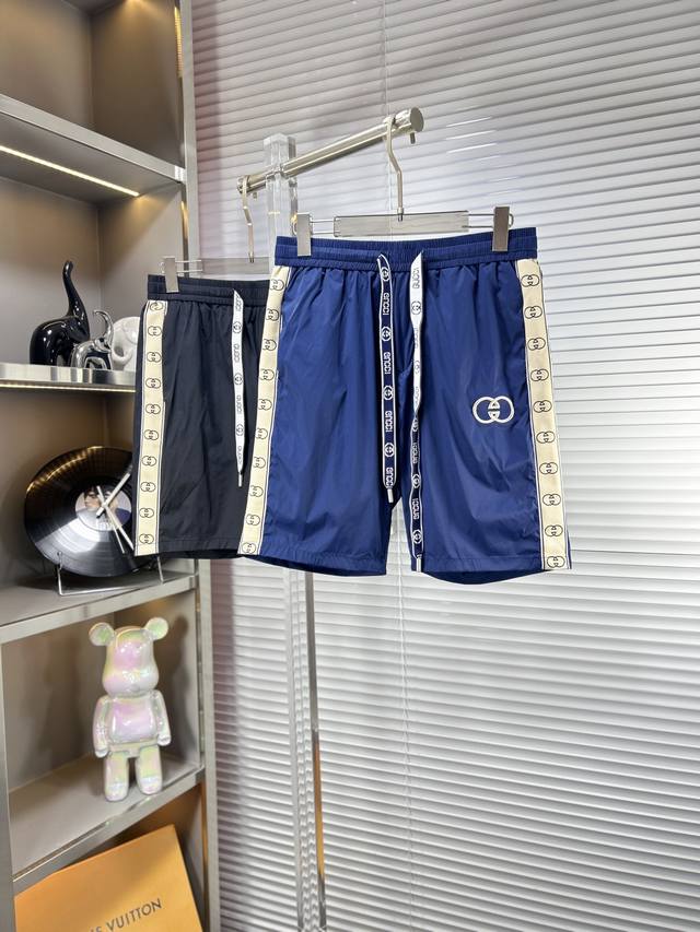 gucc*古奇 Ss25夏季新款男士休闲短裤，堪称百搭单品，涤纶束干面料 微弹性 松紧腰边抽绳设计，保型性好、低弹丝的构造使裤身弹性恰到好处，并且不易起皱！码数