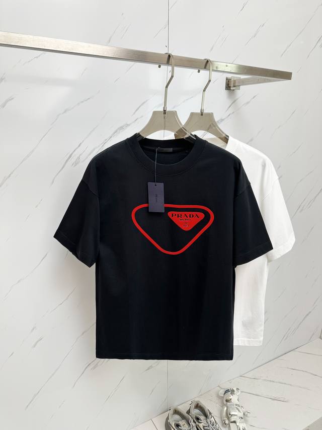 prada 2025春夏新款男士圆领短袖T恤 专柜同步售卖，高端品质 高版本 经典字母Logo设计 定制进口100%纯棉面料 手感柔软细腻 穿着亲肤舒适又透气，