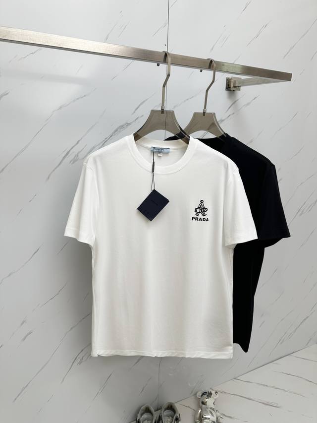 春夏新款首发专柜最新款短袖 高端订制 设计前卫时尚！品牌字母Logo重工艺设计 高端定制纯棉面料.手感柔软.穿着舒适.专柜级别精致车线.做工精细.上身效果无敌帅