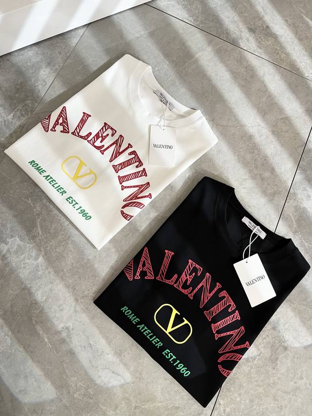 valenti*O华伦*奴～柜台款、2025春夏新款短袖T恤衫，胸前Logo压绒设计！简单时尚而年轻，百搭风格，上身感很年轻优雅！永远不会过时。各大柜台同步上市