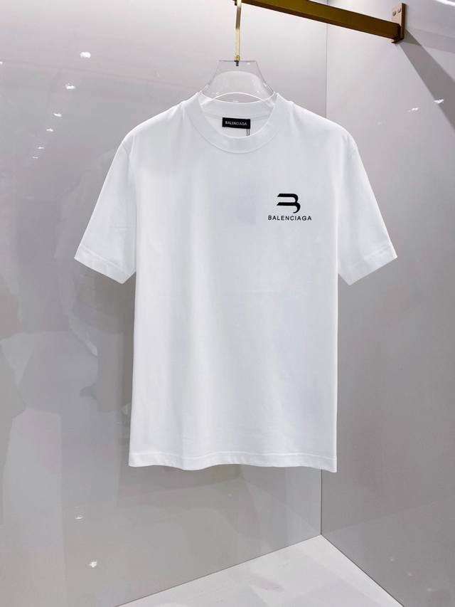 巴黎世家 2025早春新款男女同款短袖T恤，！定制专属纯棉面料，定制原版工艺螺纹，胸前重工字母Logo工艺设计！简约大方，从容百搭，档次极高，完美融入时尚还有风