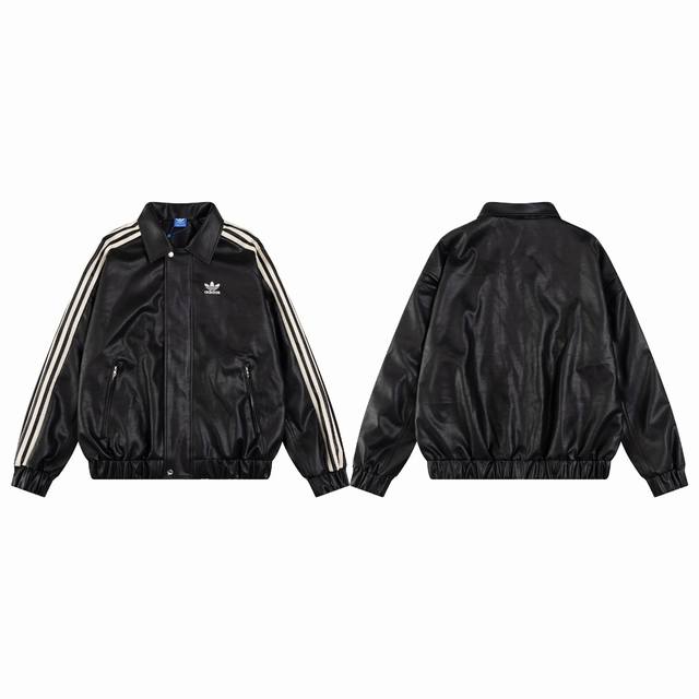 款M111 阿迪 Adidas Originals X Feifei Ruan 联名款 翻领拉链长袖皮衣 男女同款 阿迪与Feifei联名款的三条杠夹克皮衣，版