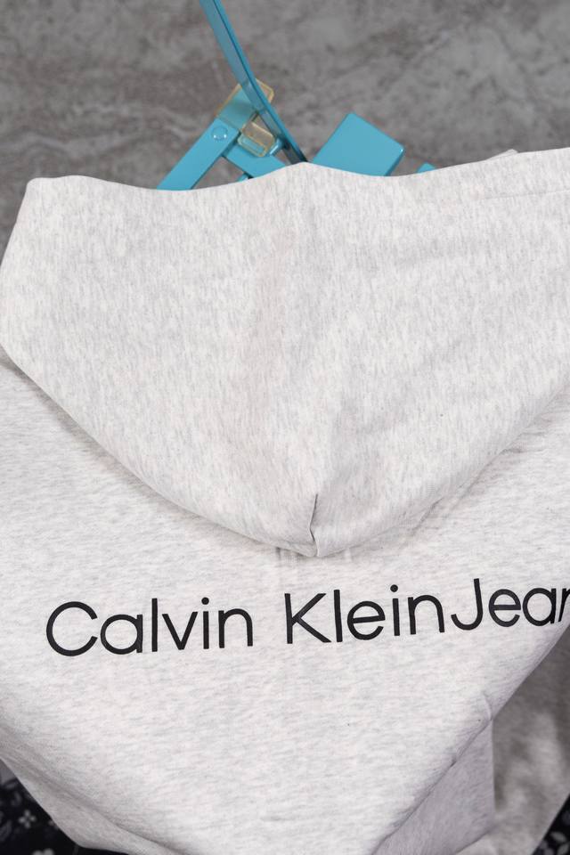 款M911 Ck -细节图 Calvin Klein Jeans Ck小标刺绣后背浮雕压花连帽卫衣 跟着爆款学穿搭 上身效果太炸裂 版型设计不用担心 随意穿搭都