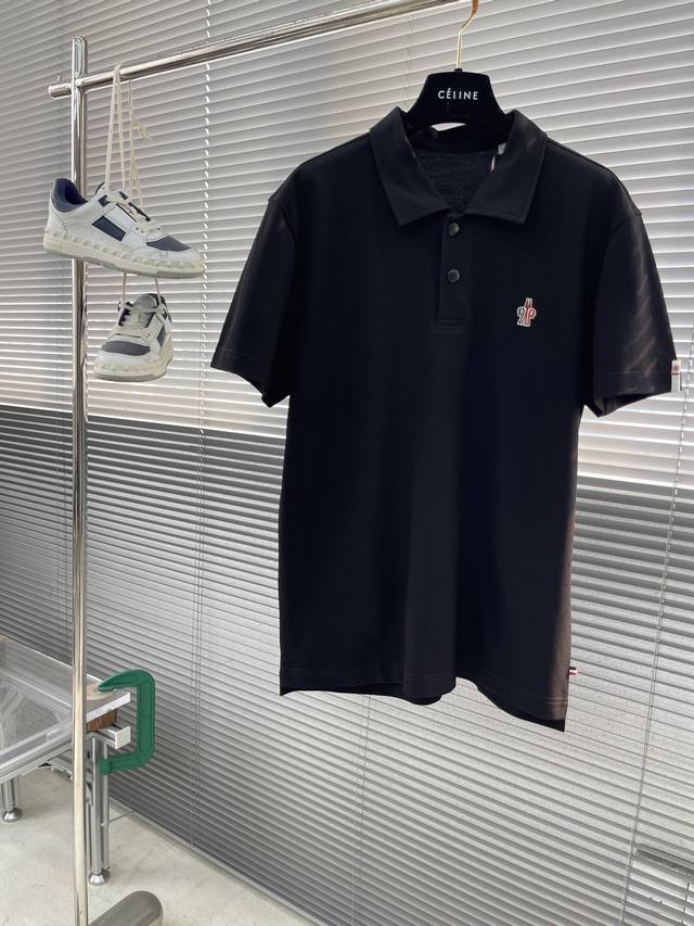 mon 25Ss春夏新款翻领T恤 延续经典立标Logo点缀 商务休闲翻领Polo恤.该款Polo衫采用棉质珠地面料制成，隽永设计可跨越时尚潮流。经典款型，点缀三
